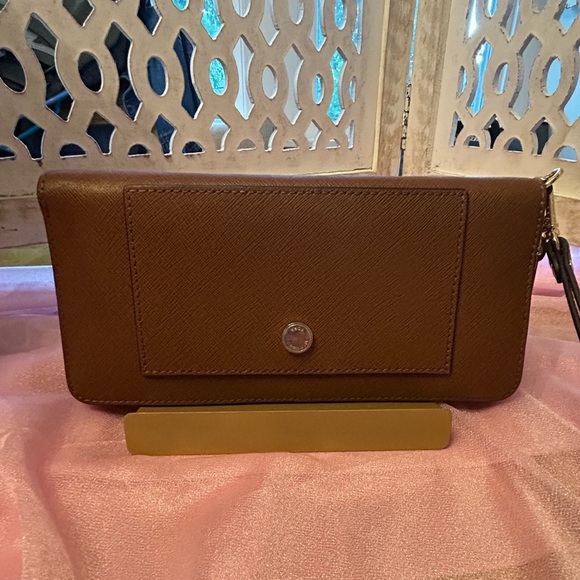 Michael Kors Tan Leather Wristlet/Wallet. - Picture 1 of 12